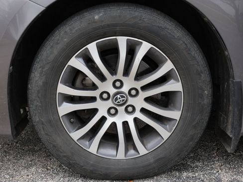 Used 2020 Toyota Sienna XLE image 5