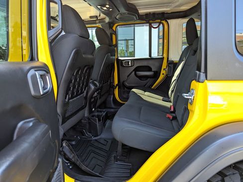 Used 2021 Jeep Wrangler Unlimited Rubicon w/ Cold Weather Group AWD/4WD image 38
