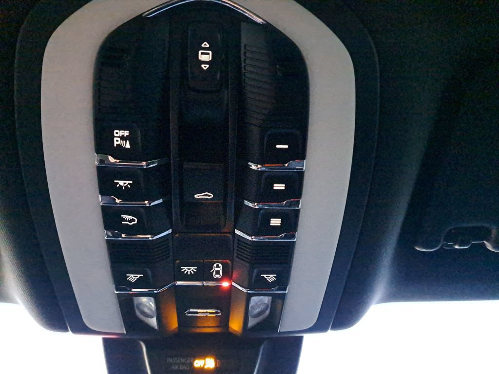 Used 2018 Porsche Macan AWD/4WD image 34