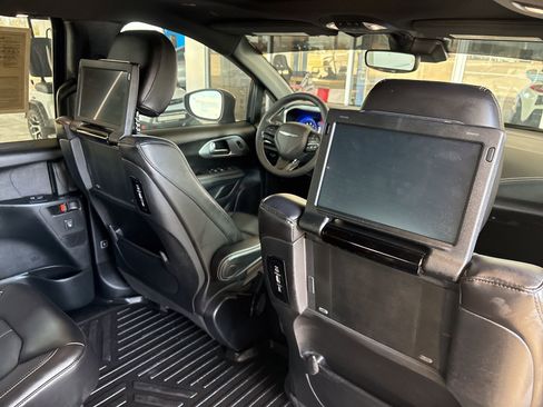 Used 2023 Chrysler Pacifica Touring-L w/ Uconnect Theater Family Group image 18