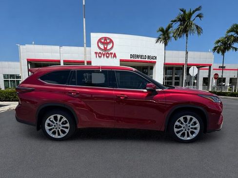 Certified 2025 Toyota Highlander Limited FWD image 8
