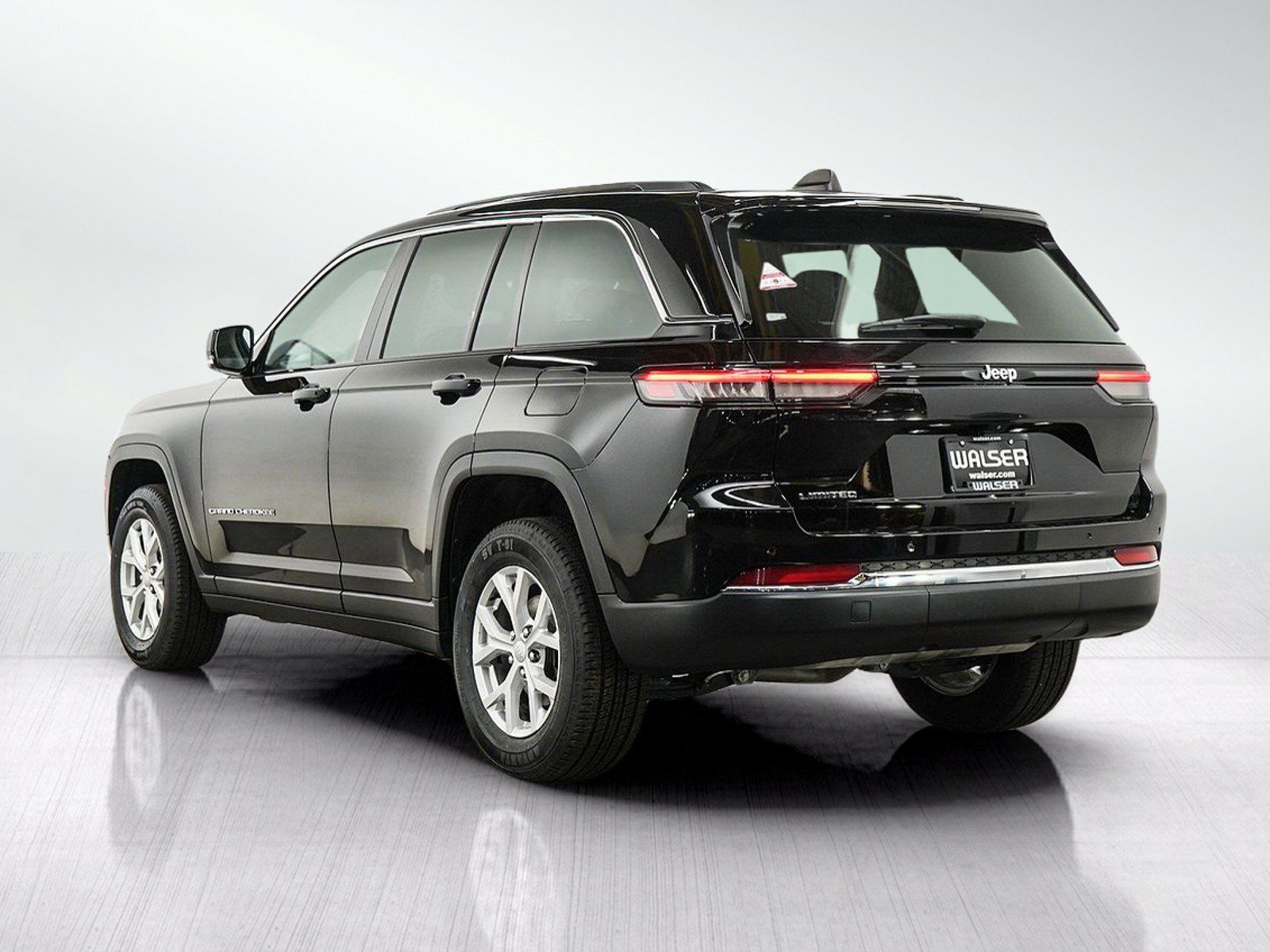 Used 2023 Jeep Grand Cherokee Limited AWD/4WD image 5