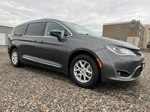 Used 2020 Chrysler Pacifica Touring-L image 6