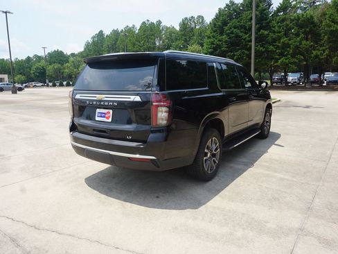 Used 2022 Chevrolet Suburban LT w/ Luxury Package RWD image 23
