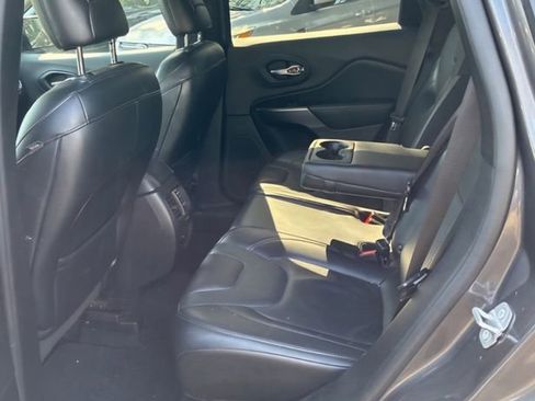 Used 2019 Jeep Cherokee Limited image 15