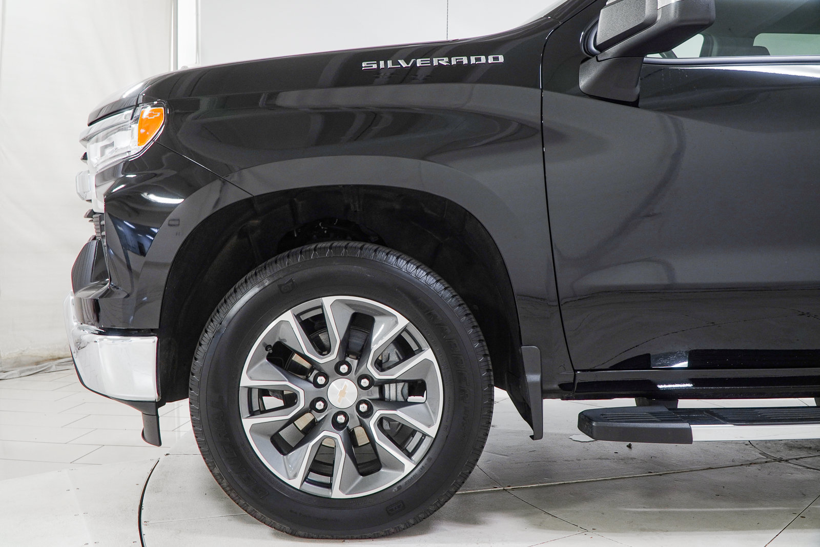 Used 2025 Chevrolet Silverado 1500 LT AWD/4WD image 18