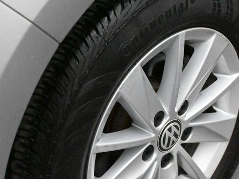 Used 2018 Volkswagen Golf S image 14