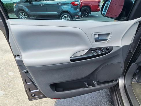 Used 2020 Toyota Sienna LE w/ LE Preferred Package FWD image 17