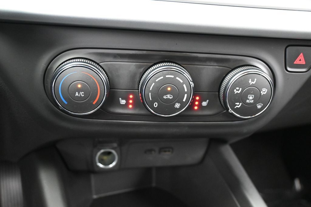 Used 2025 Chevrolet Trax RS w/ Sunroof Package FWD image 23