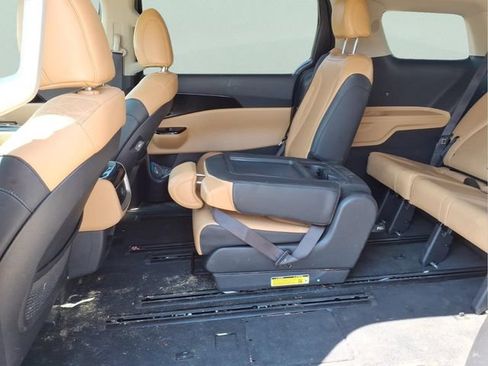Used 2024 Kia Carnival EX FWD image 20