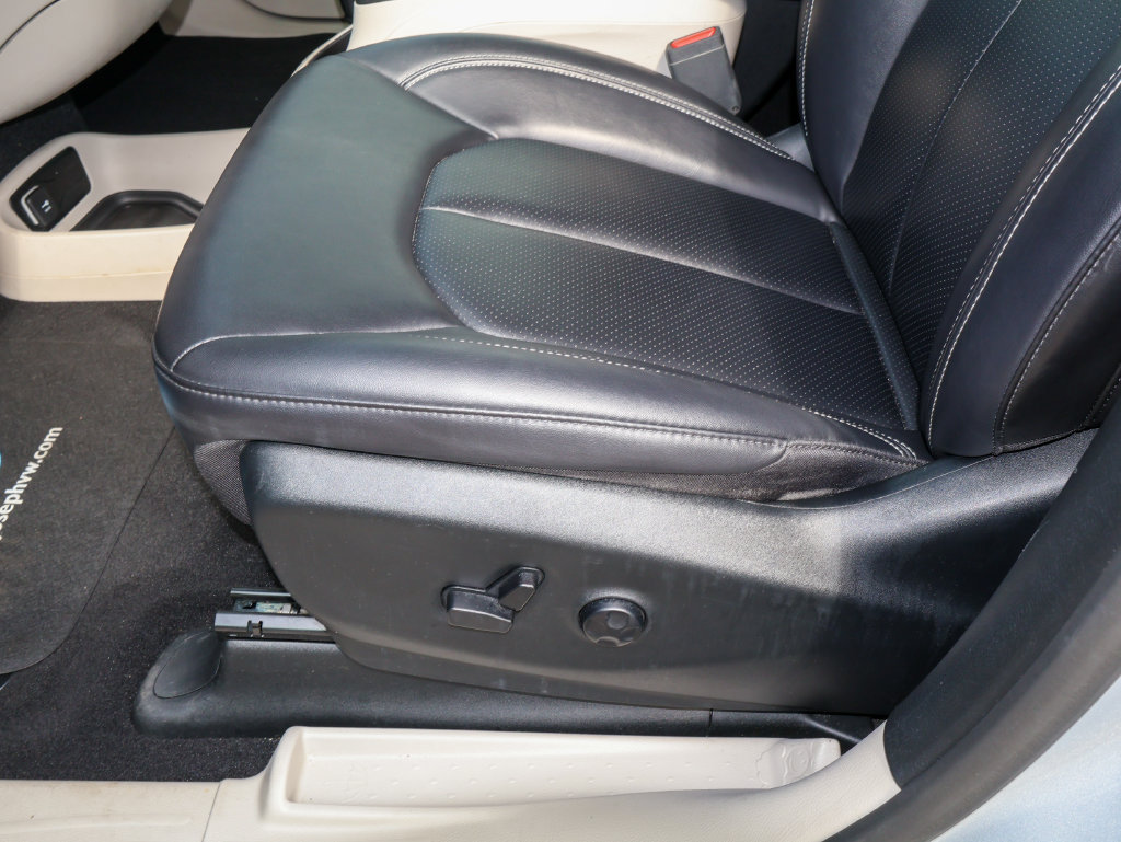 Used 2024 Chrysler Pacifica Touring-L FWD image 13