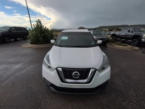 Used 2019 Nissan Kicks SV FWD image 2
