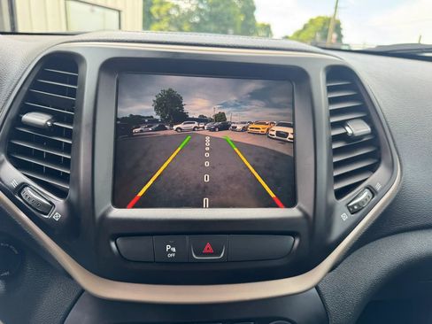 Used 2016 Jeep Cherokee Latitude w/ Safety/Convenience Group AWD/4WD image 19