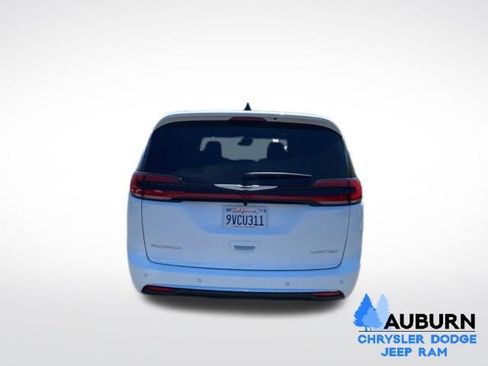 Used 2026 Chrysler Pacifica Limited FWD image 2