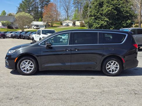 Used 2023 Chrysler Pacifica Touring-L image 14