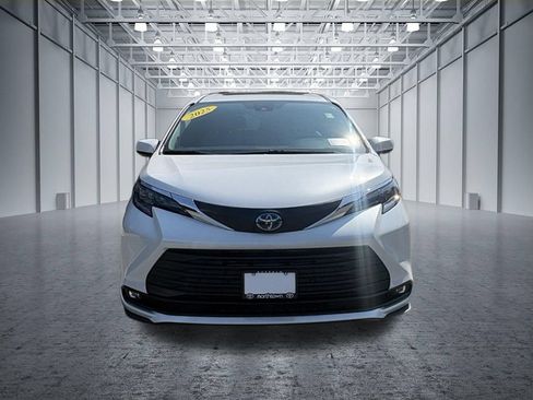 Used 2025 Toyota Sienna XLE w/ XLE Plus Package FWD image 3