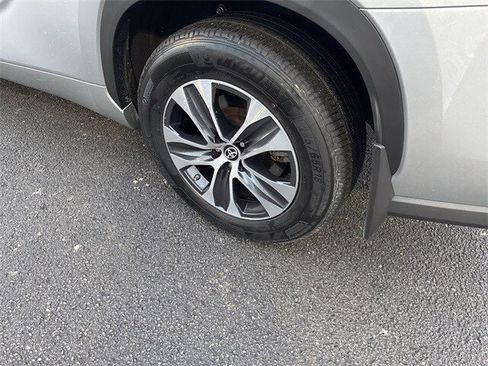 Used 2023 Toyota Highlander XLE image 11