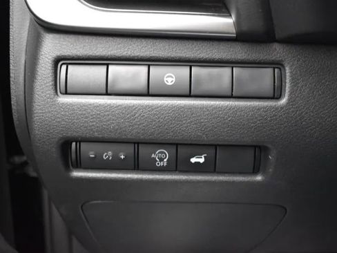 Used 2025 Nissan Rogue SV FWD image 22