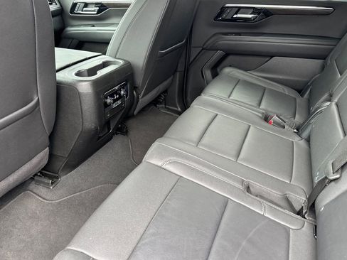 Used 2025 Chevrolet Suburban Z71 image 15