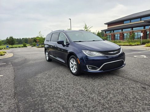 Used 2017 Chrysler Pacifica Touring-L Plus FWD image 3