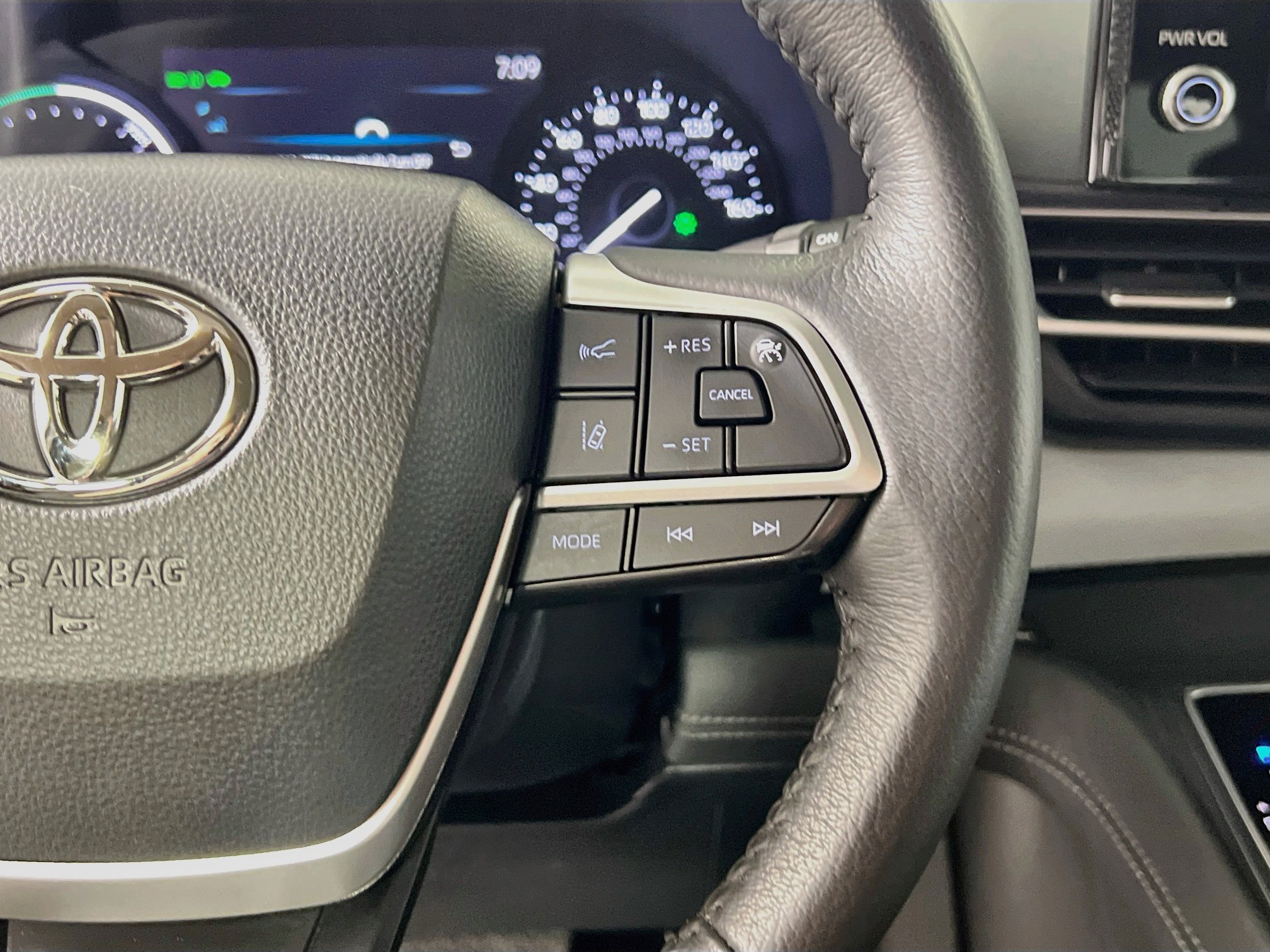 Used 2025 Toyota Sienna XLE w/ XLE Plus Package FWD image 20