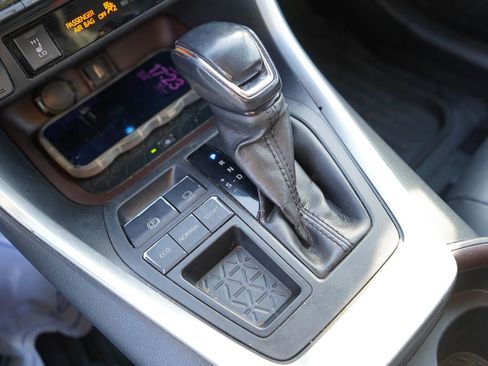 Used 2020 Toyota RAV4 Limited FWD image 12