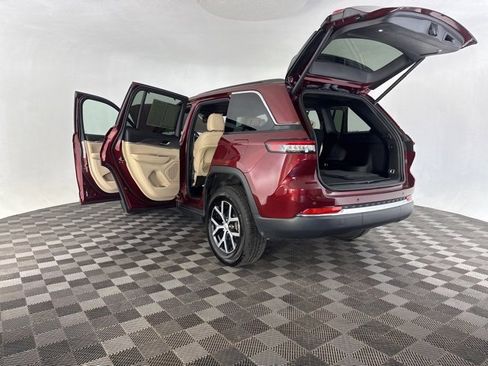 Used 2024 Jeep Grand Cherokee Limited w/ Luxury Tech Group II image 16