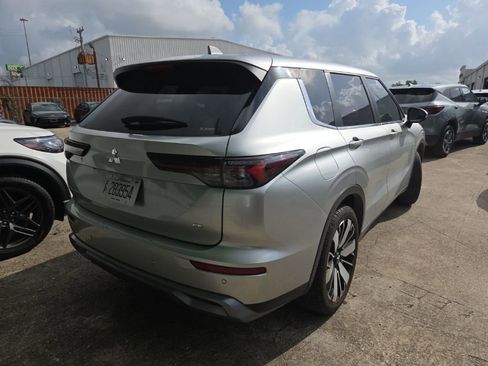 Used 2025 Mitsubishi Outlander SE image 9