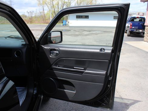 Used 2017 Jeep Patriot High Altitude AWD/4WD image 16
