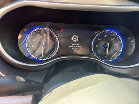 Used 2023 Chrysler Pacifica Touring-L FWD image 9