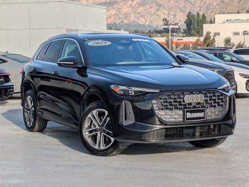 Used 2025 Audi Q5 Premium w/ Convenience Package image 29