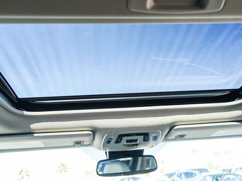 Used 2023 Toyota Sienna Limited image 19