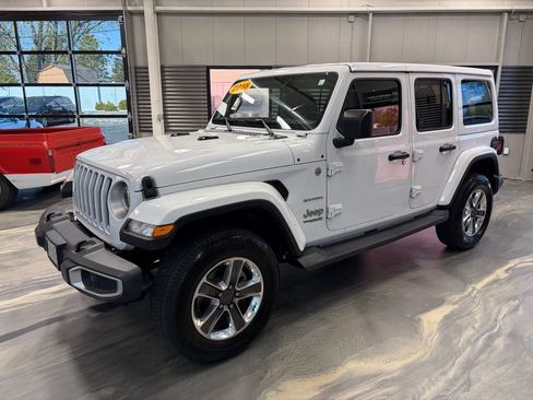 Used 2018 Jeep Wrangler Unlimited Sahara w/ Uconnect 4C Nav & Sound Group AWD/4WD image 34
