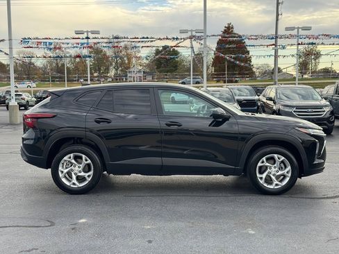 Used 2025 Chevrolet Trax LS w/ LS Convenience Package image 4