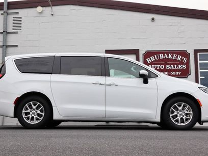 Used 2023 Chrysler Pacifica Touring
