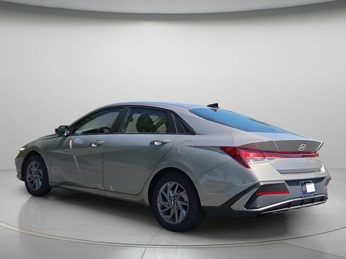 Used 2024 Hyundai Elantra SEL FWD image 6
