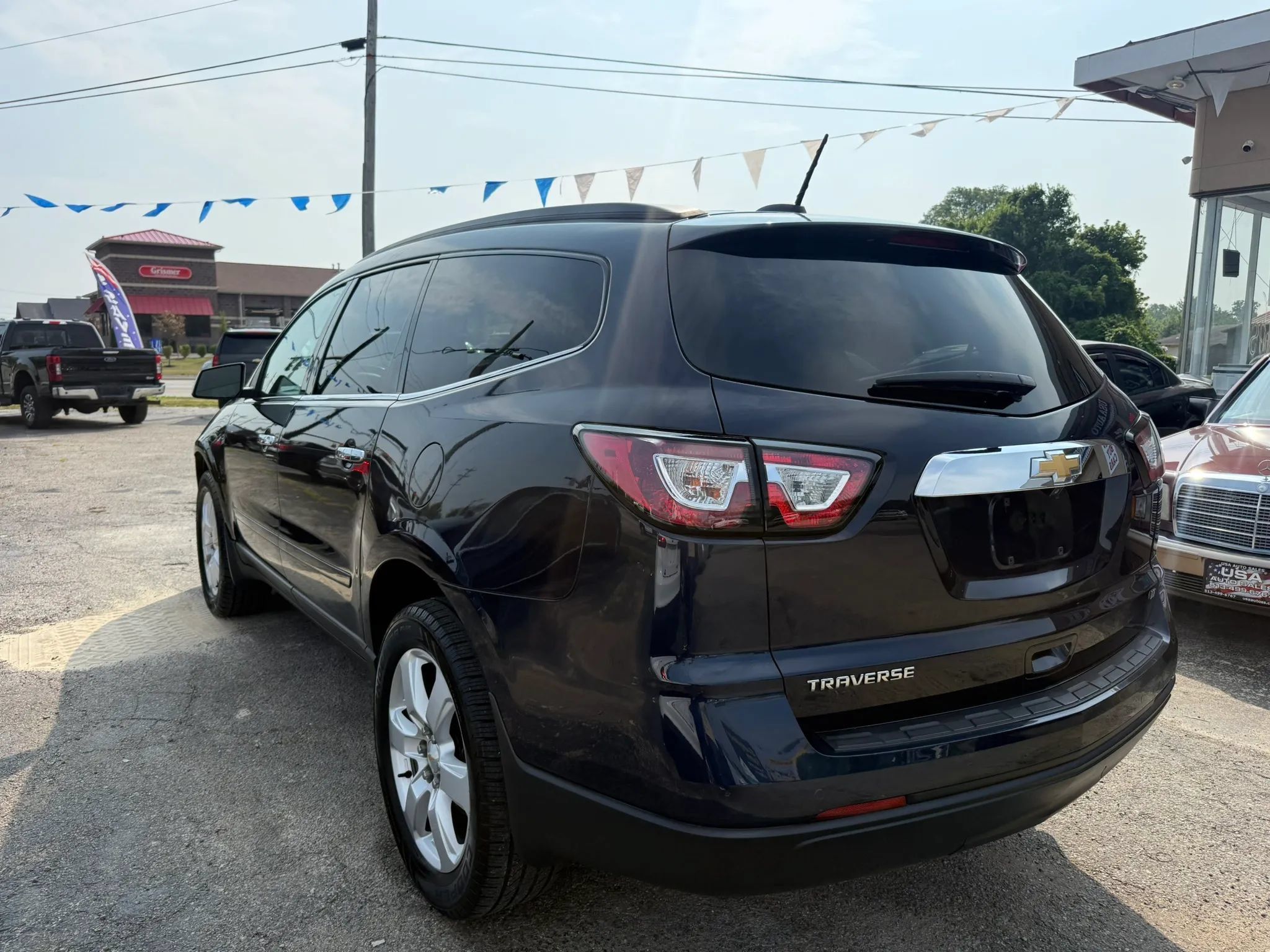 Used 2017 Chevrolet Traverse LT w/ Style and Technology Package FWD image 4