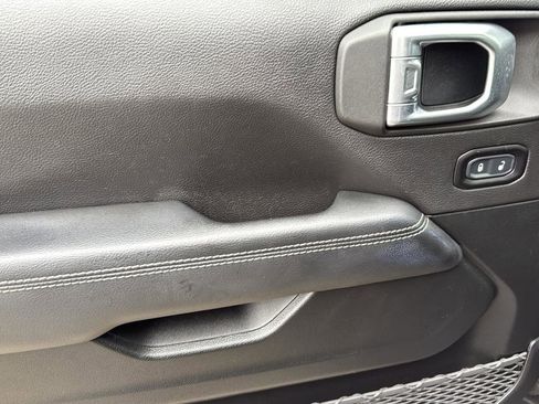 Used 2020 Jeep Wrangler Unlimited Sahara image 12