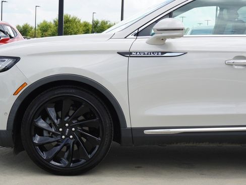 Used 2019 Lincoln Nautilus Reserve image 10