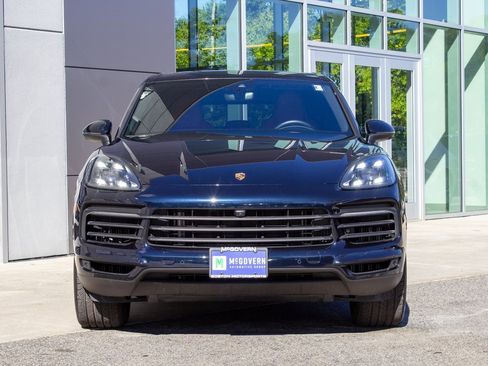 Used 2022 Porsche Cayenne Platinum Edition image 2