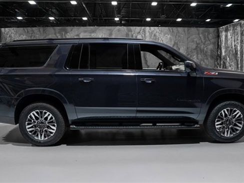 Used 2025 Chevrolet Suburban Z71 image 17