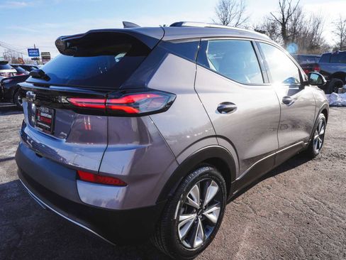 Used 2022 Chevrolet Bolt EUV LT w/ Convenience Package image 4