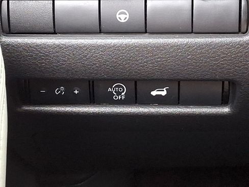 Used 2025 Nissan Rogue SV FWD image 25