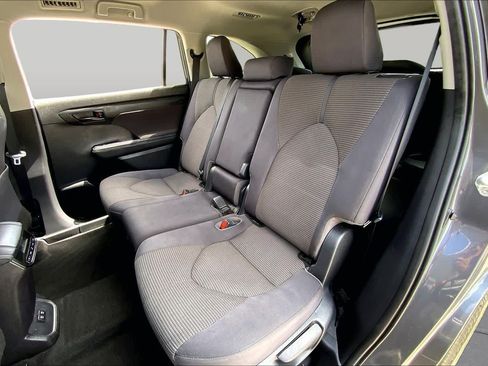 Used 2021 Toyota Highlander LE FWD image 20