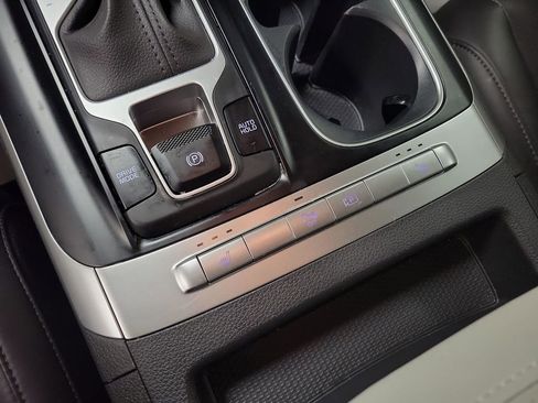 Used 2024 Kia Carnival LX image 16