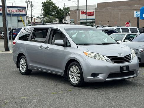 Used 2011 Toyota Sienna LE w/ Towing Pkg AWD/4WD image 1
