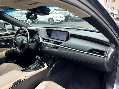 Used 2019 Lexus ES 300h w/ Luxury Package image 23