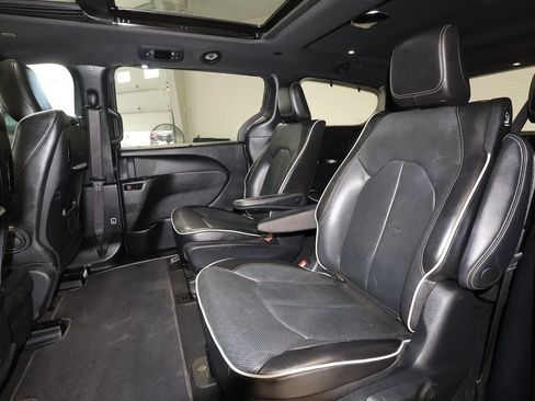 Used 2022 Chrysler Pacifica Limited w/ Uconnect Theater Family Group FWD image 14