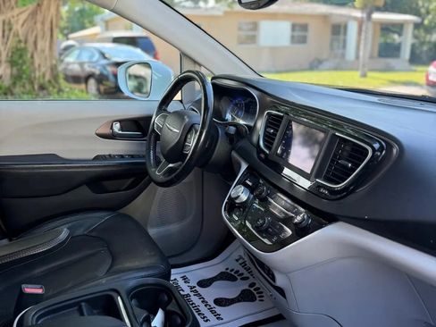 Used 2019 Chrysler Pacifica Touring-L FWD image 14
