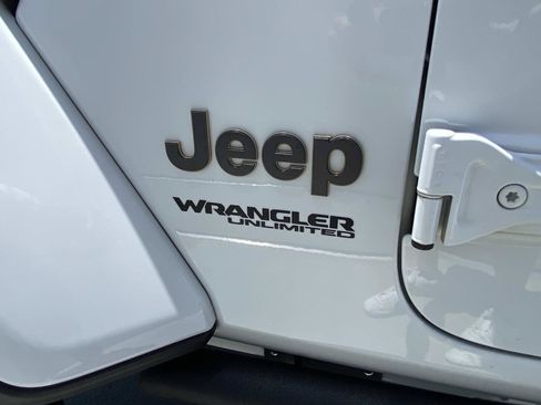 Used 2022 Jeep Wrangler Unlimited Rubicon w/ Trailer Tow Package AWD/4WD image 9